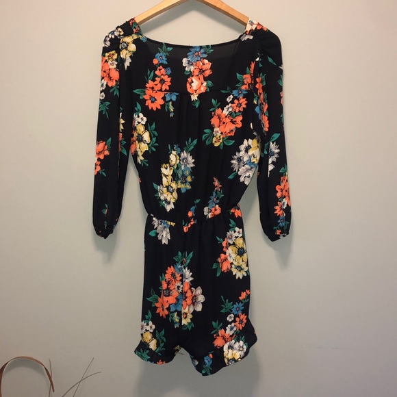 Ruffled bottom romper - Picture 5 of 6